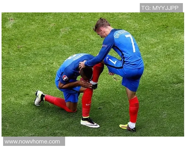 欧联赛场感人瞬间定格 镜头回顾这一幕让无数球迷泪目